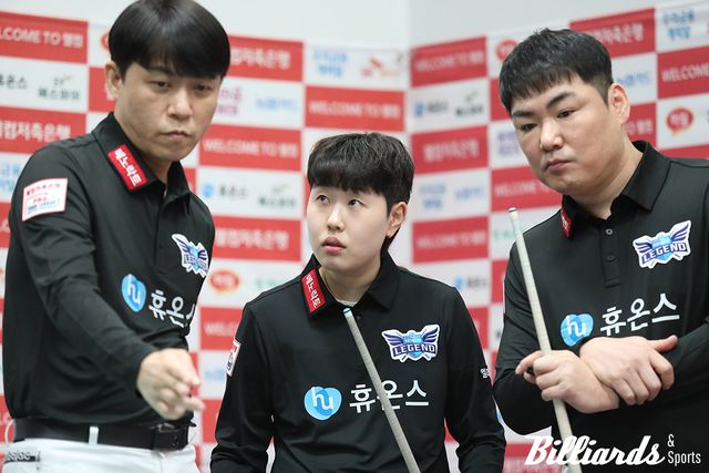 벤치타임아웃을 부르고 상의 중인 휴온스의 최성원, 김세연, 이상대.