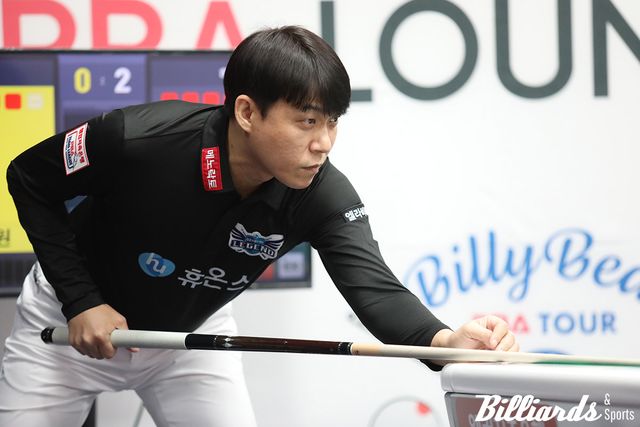 최성원은 1세트에 이상대와 호흡을 맞춰 매 이닝 득점을 올리며 5이닝 만에 11:7로 크라운해태의 김재근-노병찬을 제압했다.