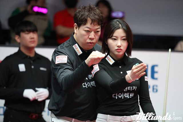 NH농협카드를 꺾은 SK렌터카는 종합순위 1위를 탈환했다. SK렌터카의 주장 강동궁이 벤치타임아웃에 조예은에게 조언을 하고 있다.