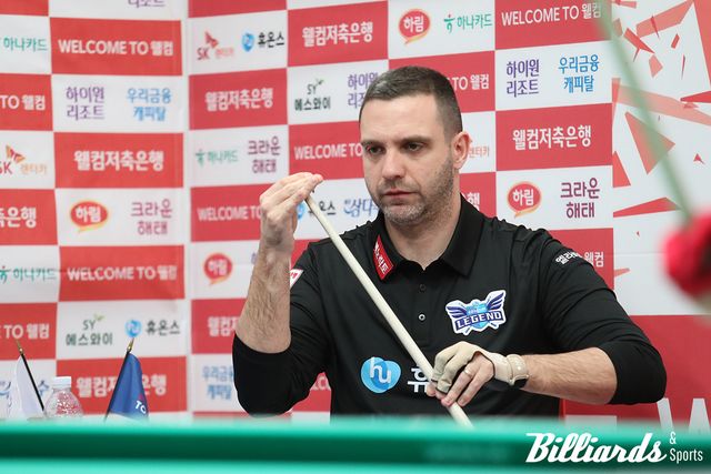 경기를 준비 중인 휴온스의 하비에르 팔라손.