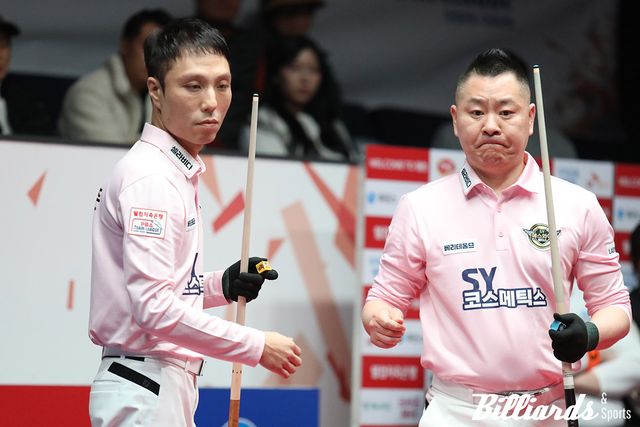 1세트 호흡을 맞춘 에스와이의 최원준과 서현민.