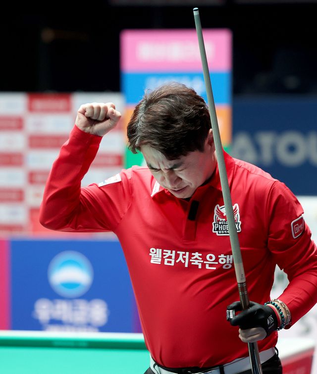 7세트에서 승리를 거둔 웰컴저축은행 김종원.