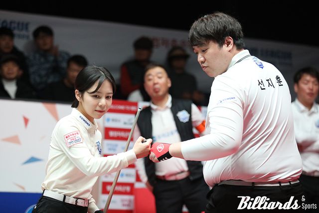 1이닝부터 하이런 7점을 치며 2이닝 만에 9:4로 승리한 우리금융캐피탈의 김민영-선지훈.