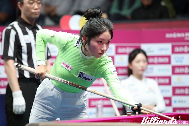 한지은은 초반 두 세트를 연달아 차지하며 세트스코어 2-0으로 정수빈을 압도했다.