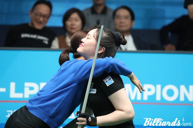 8강전 대결 후 김가영이 김보미에게 포옹하며 축하를 건네고 있다.