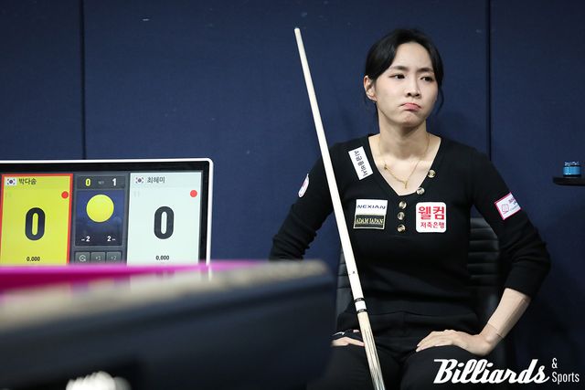 1세트를 먼저 따낸 최혜미가 자신의 순서를 기다리고 있다.&nbsp;