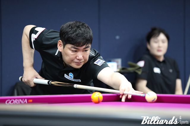 PBA 128강 경기를 치르고 있는 이상대. 뒤편에서는 아내 박다솜이 자신의 경기를 치르는 중에도 남편 이상대의 경기를 지켜보고 있다.