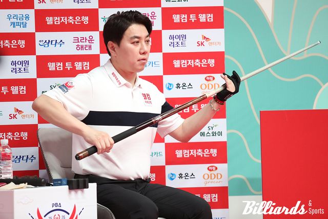 김종원이 경기 전 큐를 점검하고 있다.