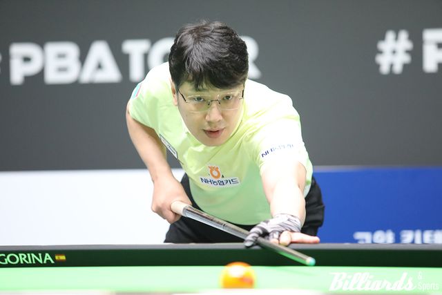 조화우와 4강 진출을 다투는 오성욱.