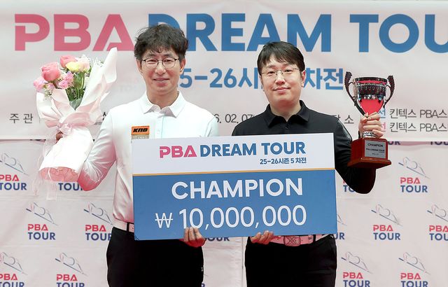 준우승을 차지한 문호범(왼쪽)과 우승자 오성욱이 시상식에서 나란히 포즈를 취하고 있다. PBA 제공.