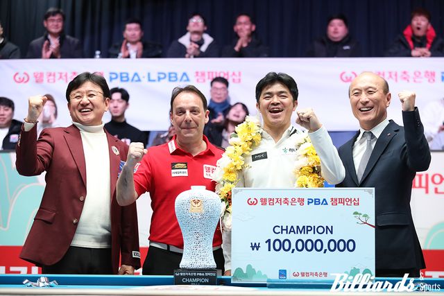 시상식에 나란히 선 준우승자 다니엘 산체스와 우승자 응우옌꾸옥응우옌. 맨 왼쪽은 PBA 장상진 부총재, 맨 오른쪽은 대회 타이틀스폰서인 웰컴저축은행의 김대웅 대표.