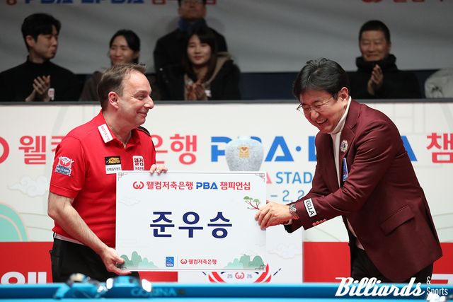 올 시즌 5번의 결승 진출에서 3번째 준우승을 거둔 산체스와 시상하는 PBA 장상진 부총재