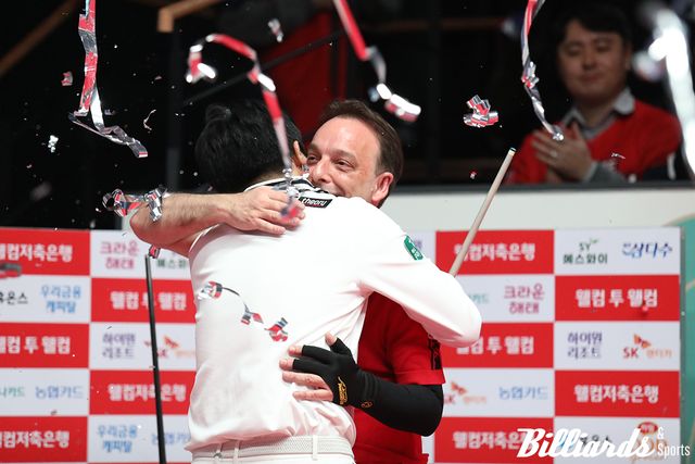 응우옌꾸옥응우옌의 우승이 확정되자 축하하는 산체스.