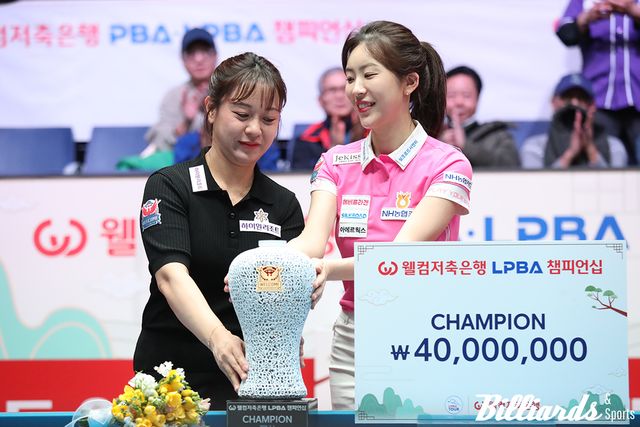 정수빈이 시상식에서 임경진의 우승 트로피를 부러운듯 만져 보고 있다.