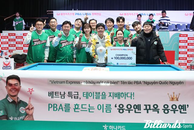 하나카드 구단 관계자들과 팀 동료들이 우승자 응우옌꾸옥응우옌과 기념사진을 찍고 있다.