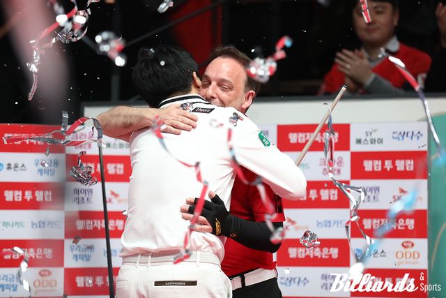 7세트 투터치 파울을 직접 밝힌 다니엘 산체스가 역전패를 당했지만, 우승자 응우옌꾸옥응우옌에게 진심어린 축하를 전하고 있다.&nbsp;