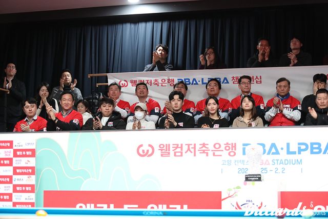 다니엘 산체스를 응원하기 위해 경기장을 찾은 웰컴저축은행 구단 관계자들과 팀 동료들.