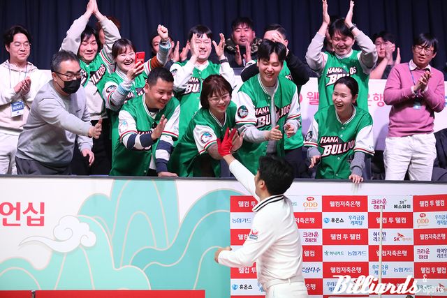 응우옌꾸옥응우옌이 속한 하나카드의 서포터즈 하나불독스와 팀 동료들이 축하를 보내고 있다.