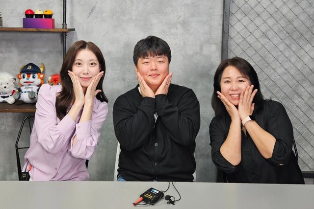 지난해 '스포츠! SOOP!' 초대석에 나온 조명우 선수(가운데)와 진행을 맡은 박서영 아나운서(왼쪽), 김민영 기자(오른쪽).