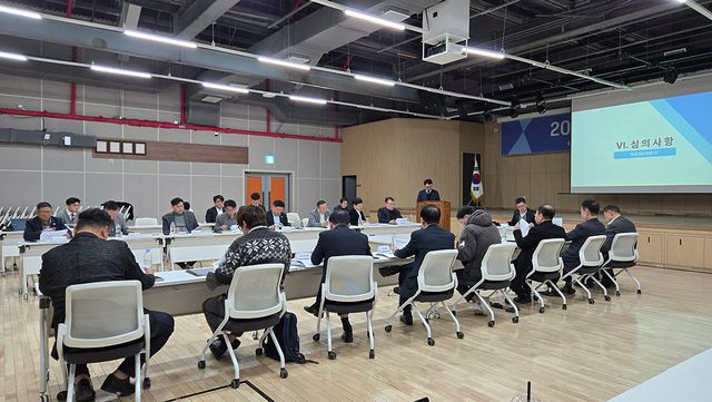 2026 정기대의원총회에서 심의사항을 논의하고 있는 대한당구연맹의 대의원들.