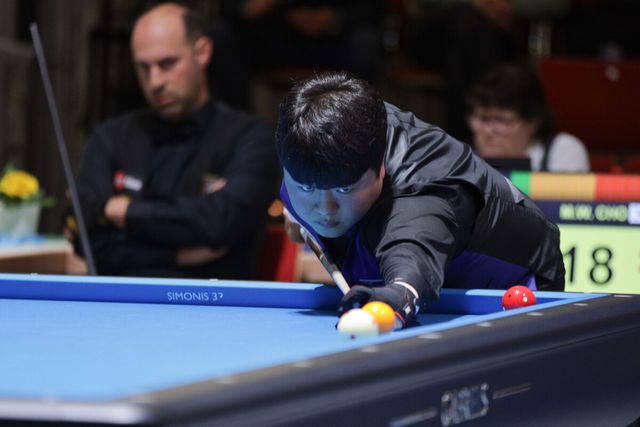 조명우(서울시청)가 제38회 세계팀3쿠션선수권대회 첫 경기에서 승리를 거두며 팀선수권 연패의 사슬에서 벗어났다.