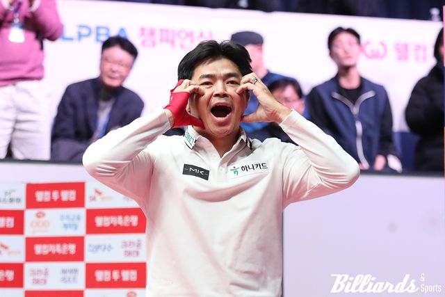 PBA 첫 우승을 거둔 응우옌꾸옥응우옌이 딸 벨라를 위한 볼하트 세리머니를 선보이고 있다. 사진=고양/이용휘 기자