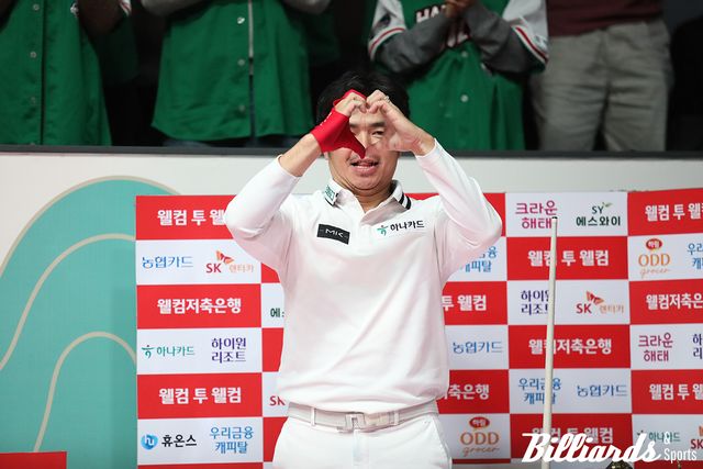 연신 카메라를 향해 하트를 그려 보이는 응우옌꾸옥응우옌. 딸과 약속된 암호였다.