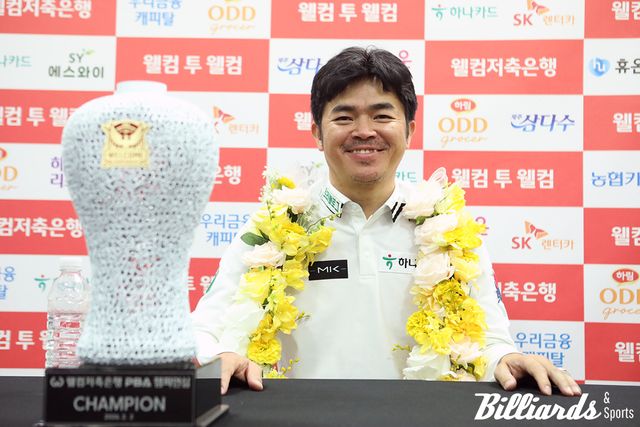 응우옌꾸옥응우옌이 기자회견 중 카메라를 바라보며 미소 짓고 있다.&nbsp;