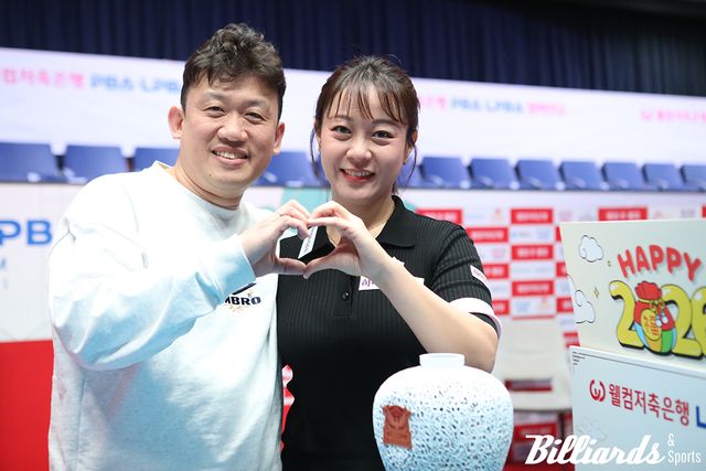 시상식 후 남편과 기념사진을 찍고 있다.