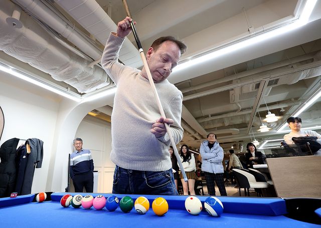 프로당구협회(PBA)가 5일 서울 논현동에 소재한 PBA 라운지의 오픈 행사를 진행했다. 사진은 이날 행사에서 포켓볼 시범을 보이는 다니엘 산체스(웰컴저축은행).&nbsp; 사진=PBA 제공