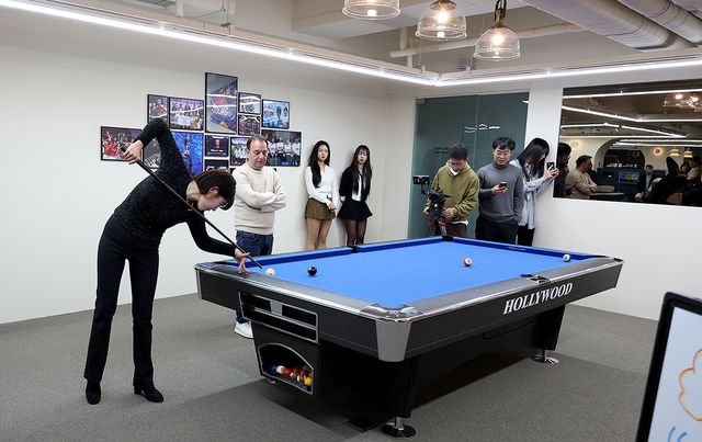 PBA 라운지에서 포켓볼을 치는 산체스와 김가영(하나카드).