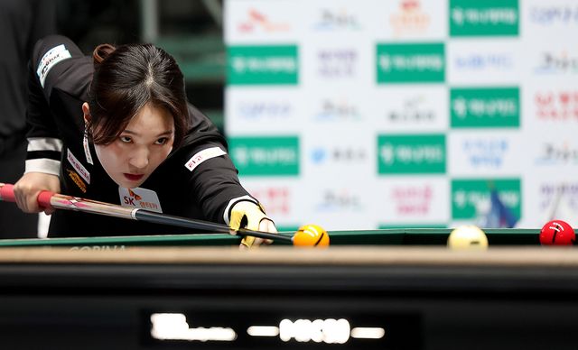 강지은(SK렌터카)은 박정현(하림)에게 세트스코어 0-2에서 3-2로 역전승을 거뒀다.