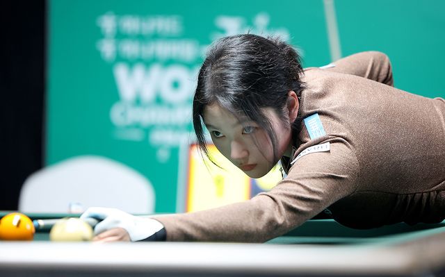 한지은(에스와이)은 상대전적 3패로 열세였던 김상아(하림)를 3-1로 처음 꺾고 8강에 진출했다.