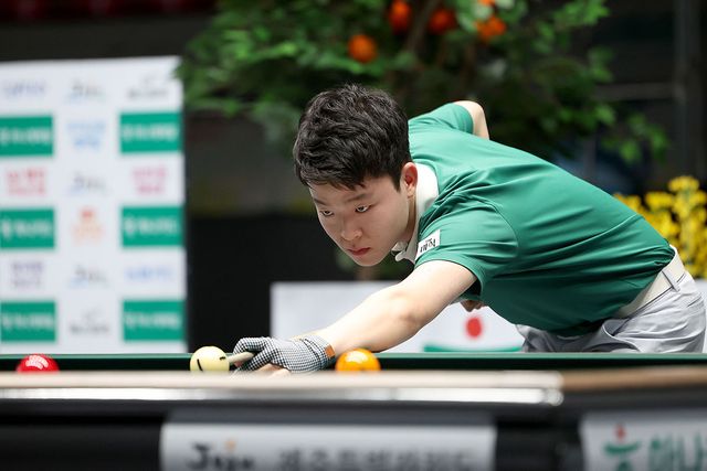 '최연소 당구프로' 김영원은 '팀 주장' 김준태를 3-0으로 물리치고 16강행 티켓을 손에 넣었다.