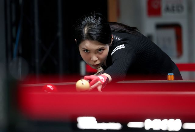 이우경(에스와이)이 이신영(휴온스)을 세트스코어 3-2로 꺾고 4년 만에 월드챔피언십 8강을 밟았다.