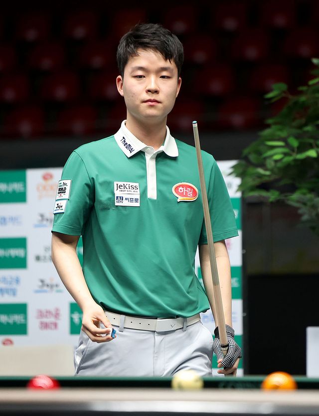 최연소 프로당구선수로 이름을 알린 김영원은 PBA 개인통산 2승을 달성하며 PBA 최연소 챔피언 기록을 세웠다.