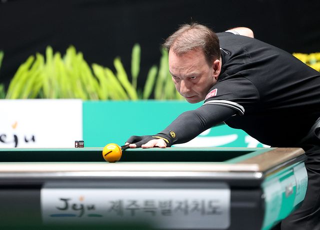 김재근과 준결승행을 다투는 다니엘 산체스(웰컴저축은행).