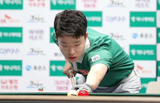 김영원(하림)이 12일 열린 PBA 월드챔피언십 16강전에서 지난 시즌 준우승자 륏피 체네트(하이원리조트)를 3-1로 꺾고 8강에 진출했다.&nbsp; 사진=PBA 제공