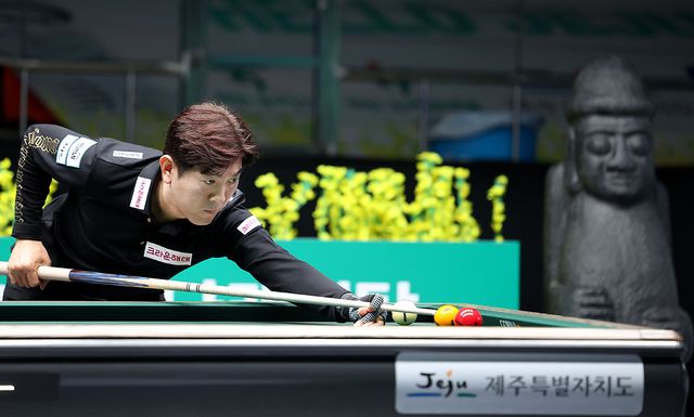 김재근(크라운해태)은 김남수를 세트스코어 3-0으로 꺾고 8강에 진출했다.