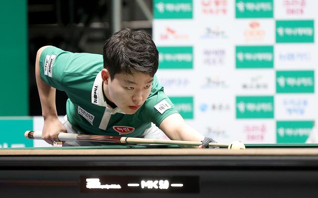 최연소 프로당구 챔피언 김영원(하림)이 12일 오후 9시 30분에 지난 시즌 월드챔피언십 준우승자 륏피 체네트(하이원리조트)와 8강 진출을 다툰다.&nbsp; 사진=PBA 제공