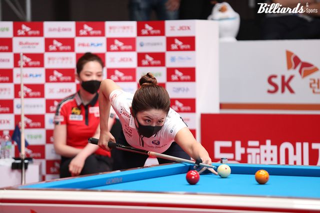 두 선수가 3쿠션으로 종목을 전향해 처음 대결한 20-21시즌 개막전 'SK렌터카 챔피언십' 16강전 경기 장면.