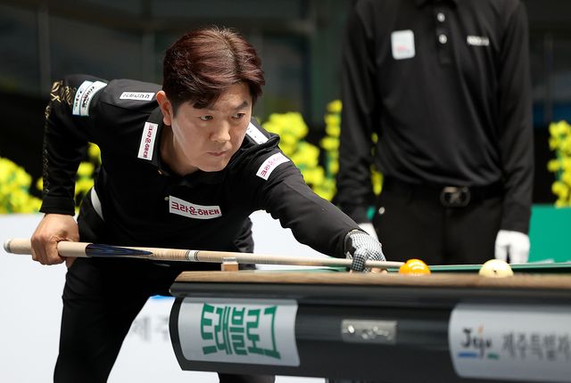 김재근(크라운해태)은 다니엘 산체스(웰컴저축은행)를 꺾고 5년 만에 준결승을 밟아 김영원과 결승행을 다툰다.