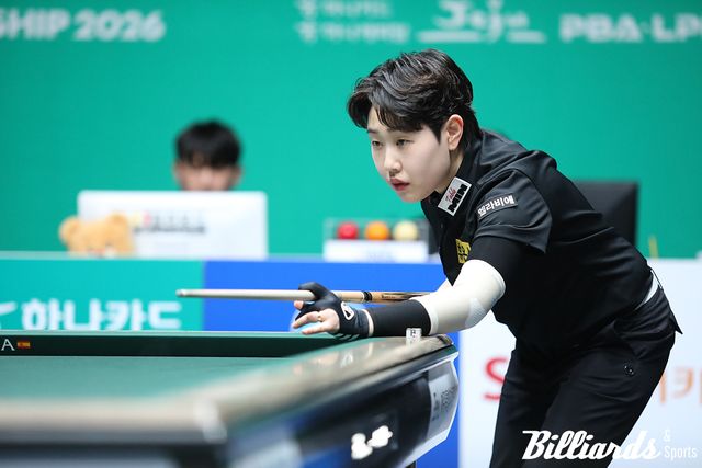 세트스코어 3-2로 역전에 성공한 김세연.