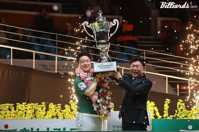 월드챔피언십 우승트로피를 받은 김영원. 시상자는 하나카드 이완근 그룹장.