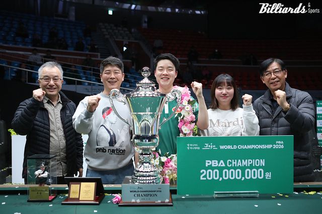 우승 후 지인들과 기념 촬영. 김영원 왼쪽 아버지 김창수 씨, 오른쪽 황민지(NH농협카드) 선수.