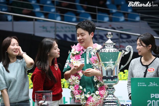 시상식에서 하림 팀원들의 축하를 받는 김영원.