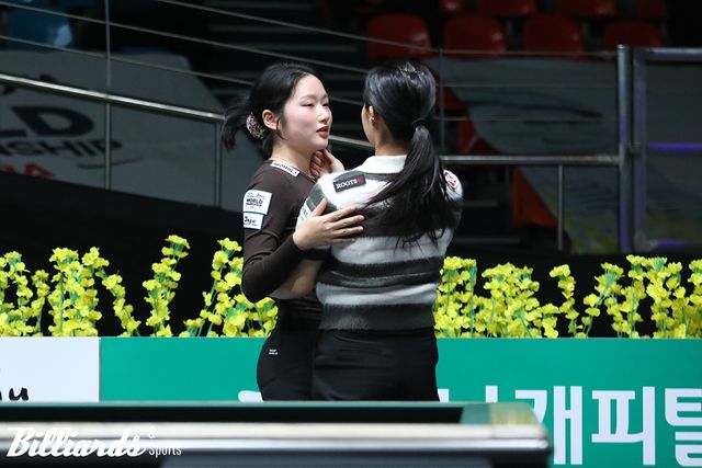 4강전에서 에스와이 팀동료 이우경을 꺾고 결승에 오른 한지은이 준결승전 경기 후 이우경과 포옹하며 위로하고 있다.