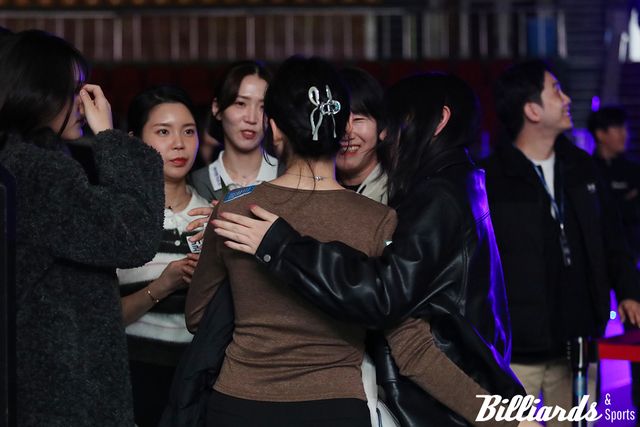 제주도까지 와서 응원해준 지인들과 팬들이 결승에서 진 한지은을 위로 하고 있다. 이우경과 김다희의 모습이 보인다.