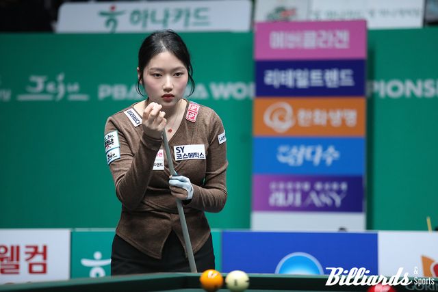 김가영과 결승전 대결 중인 한지은이 신중하게 샷을 바라보고 있다.