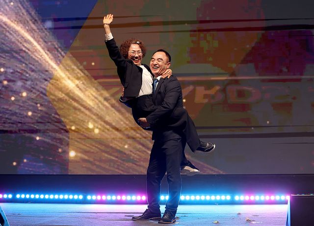 베스트퍼포먼스상을 수상한 이승진이 아내 안애란씨를 안고 있다.